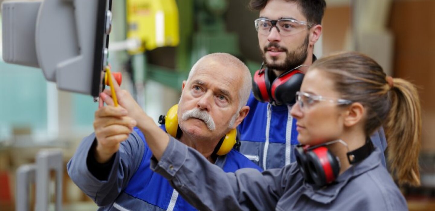 Telefon bilan porno suratga olish Siz shortilaringiz ostidan mushukingizni korishingiz mumkin